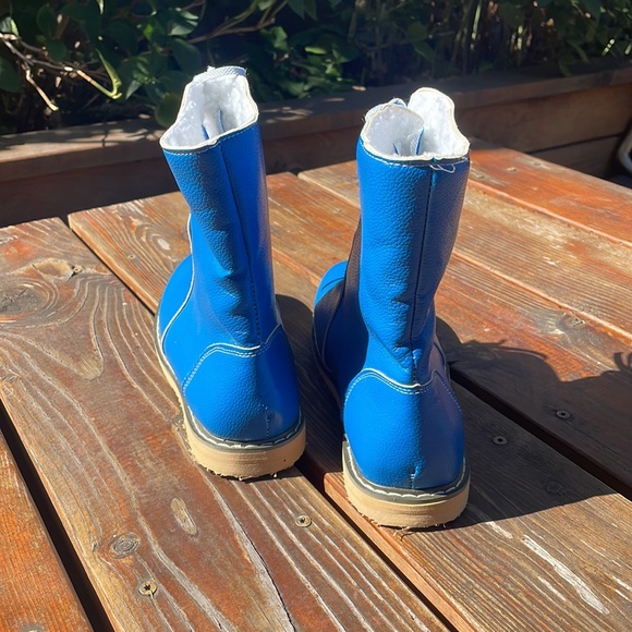 Blue shearling lined slip on boots - Picture 2 of 4